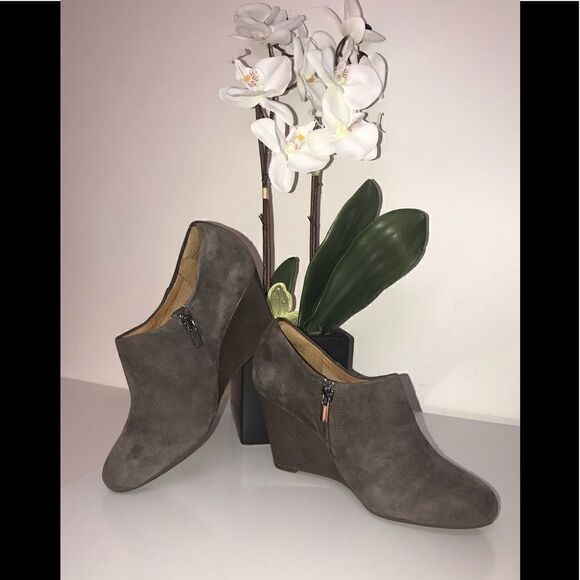 NWOB Clark’s Artisan Booties   - Picture 1 of 7